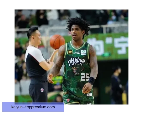 戴维斯在对抗强队时展现出明星球员的实力与韧性，状态回暖备受关注。